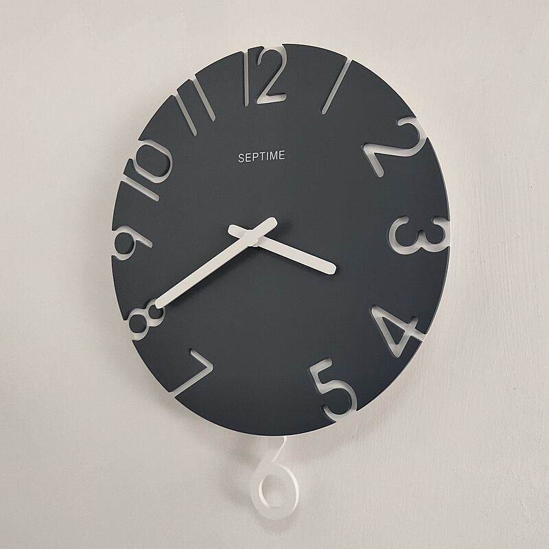 新款木质静音挂钟北欧简约客厅摇摆时钟圆形装饰家居创意石英钟表