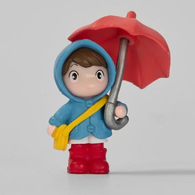 无聊了在下雨天看撑伞的小女孩！创意桌面小摆件公仔玩具