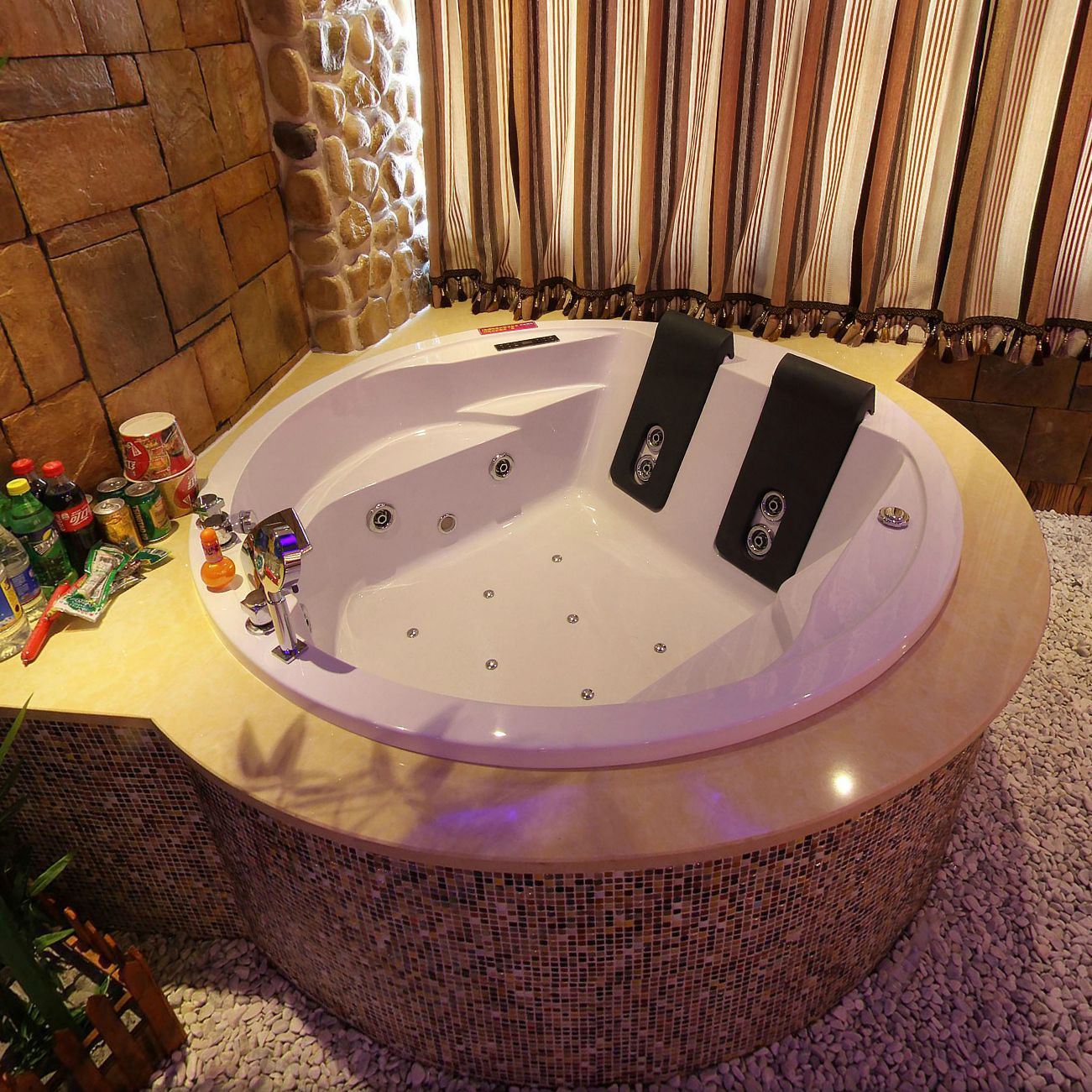 亚克力双人工程浴缸嵌入独立式按摩冲浪圆形浴盆170*170艺术户外