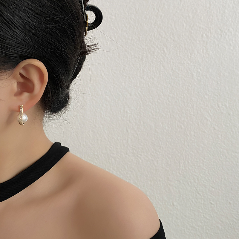 新款时尚高级设计感耳钉气质复古小香风法式珍珠百搭小巧精致线条