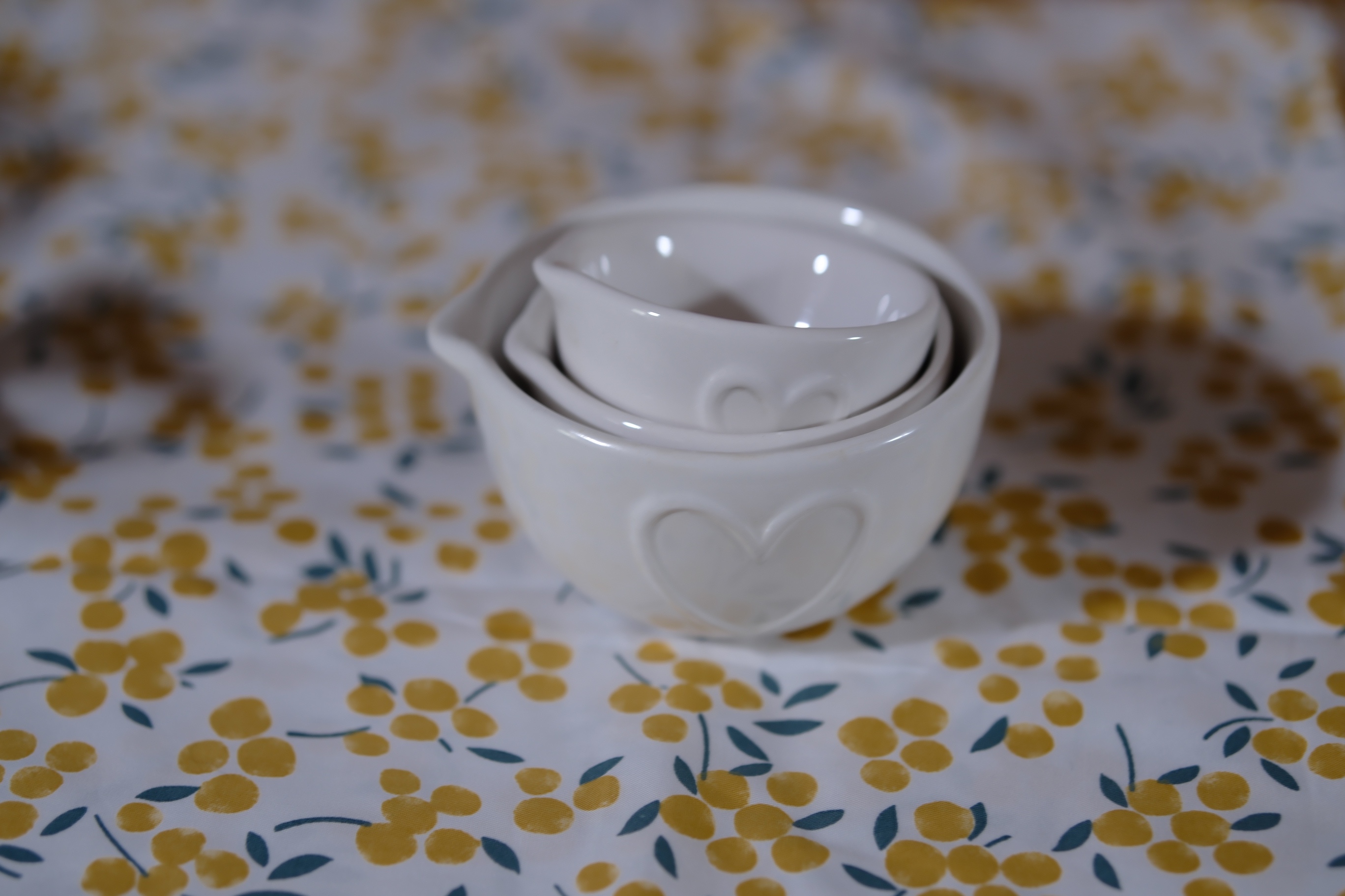 创意心形浮雕花纹尖嘴陶瓷导流碗引流碗烘焙用小量碗酱料碗