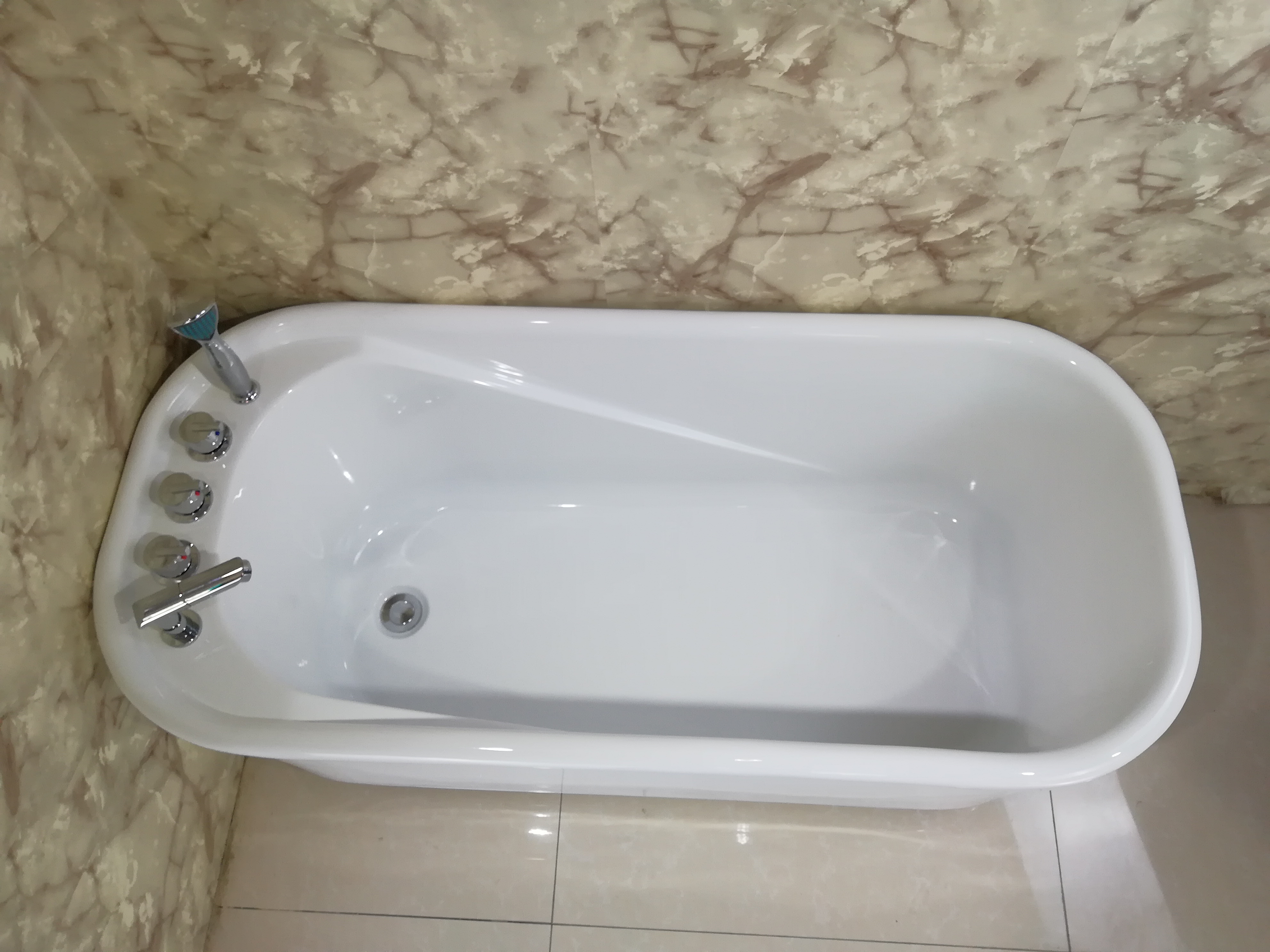 亮鑫双层保温浴缸优质亚克力家用独立式小户型盆水疗用厂家直销